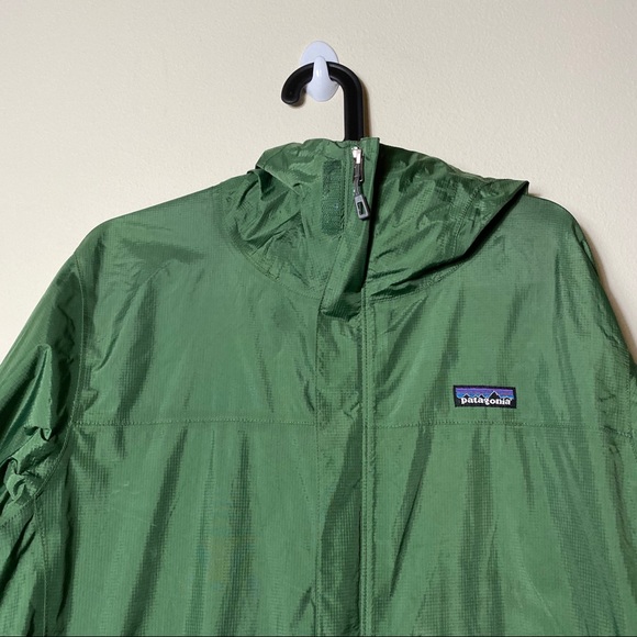 ✨SOLD✨ Patagonia | Waterproof Rain Jacket in Green - Picture 3 of 7